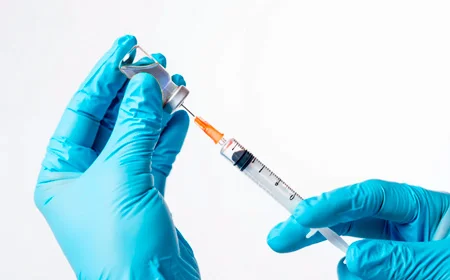 Шприц в руках у врача