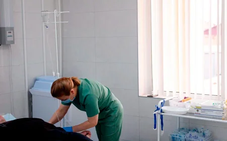 Пациенту ставят капельницу